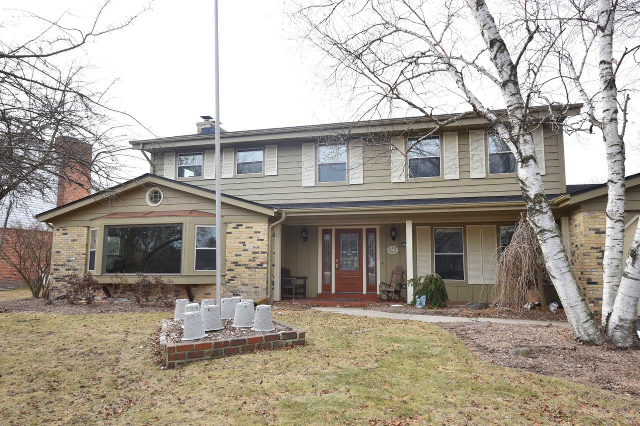 9445 N Fairway Cir, Bayside, WI 53217