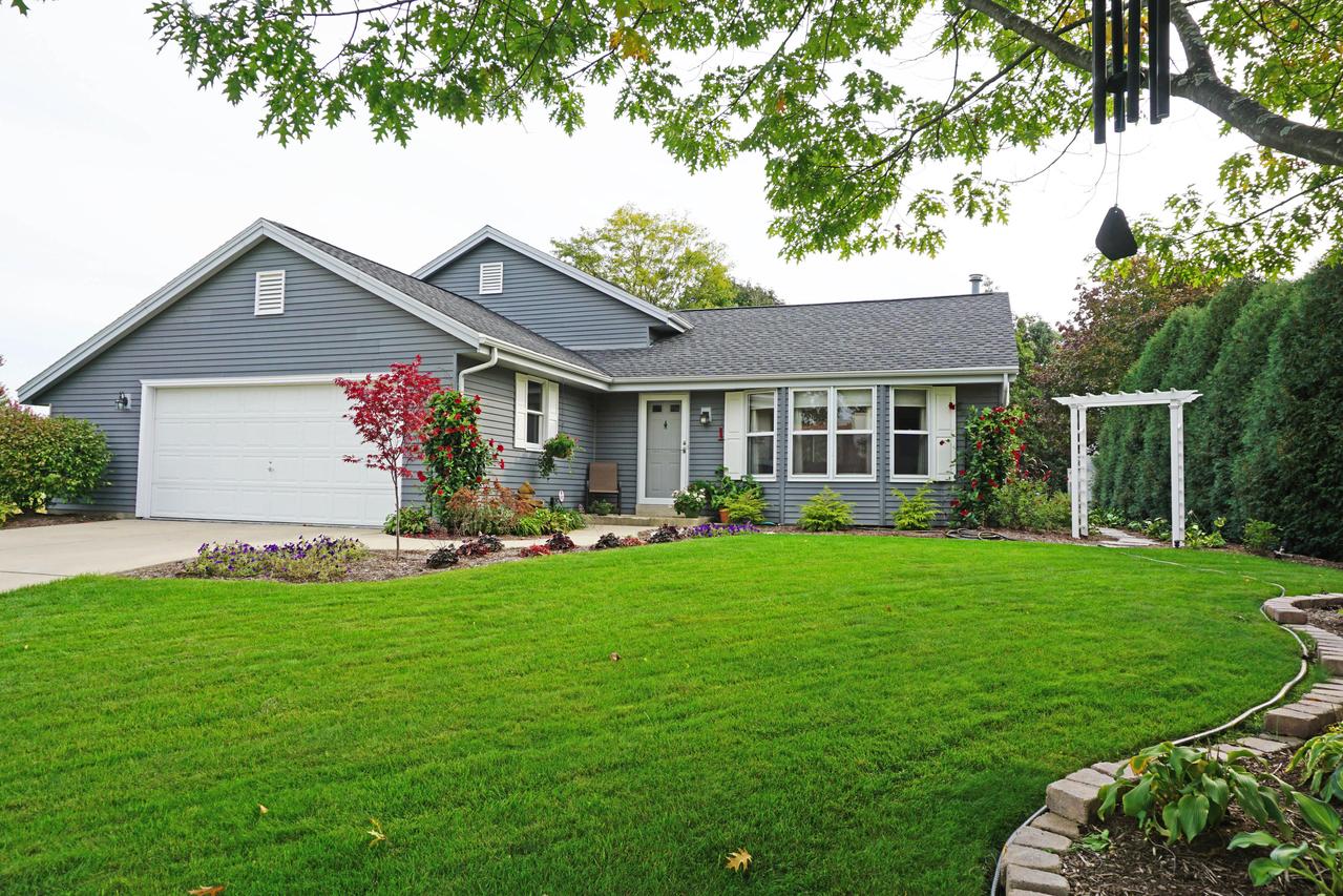 10560 S Mcgraw Dr, Oak Creek, WI 53154