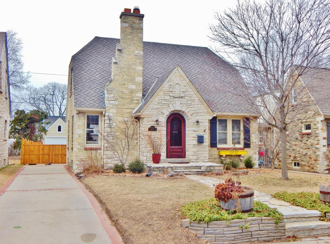 5049 N Shoreland Ave, Whitefish Bay, WI 53217