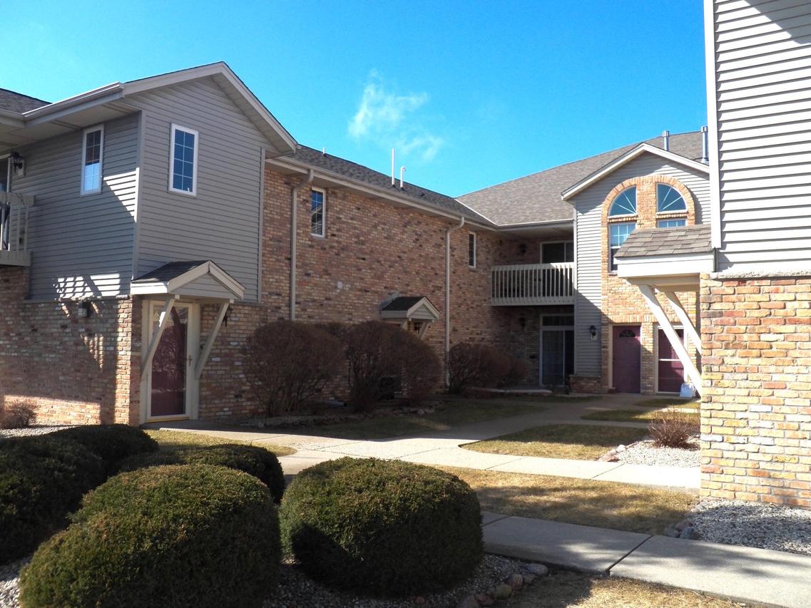 9151 S Aspen Dr #3, Oak Creek, WI 53154