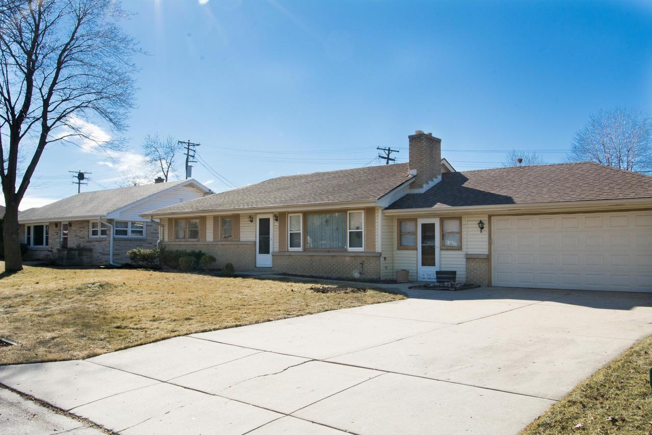 3157 N Knoll Blvd, Wauwatosa, WI 53222