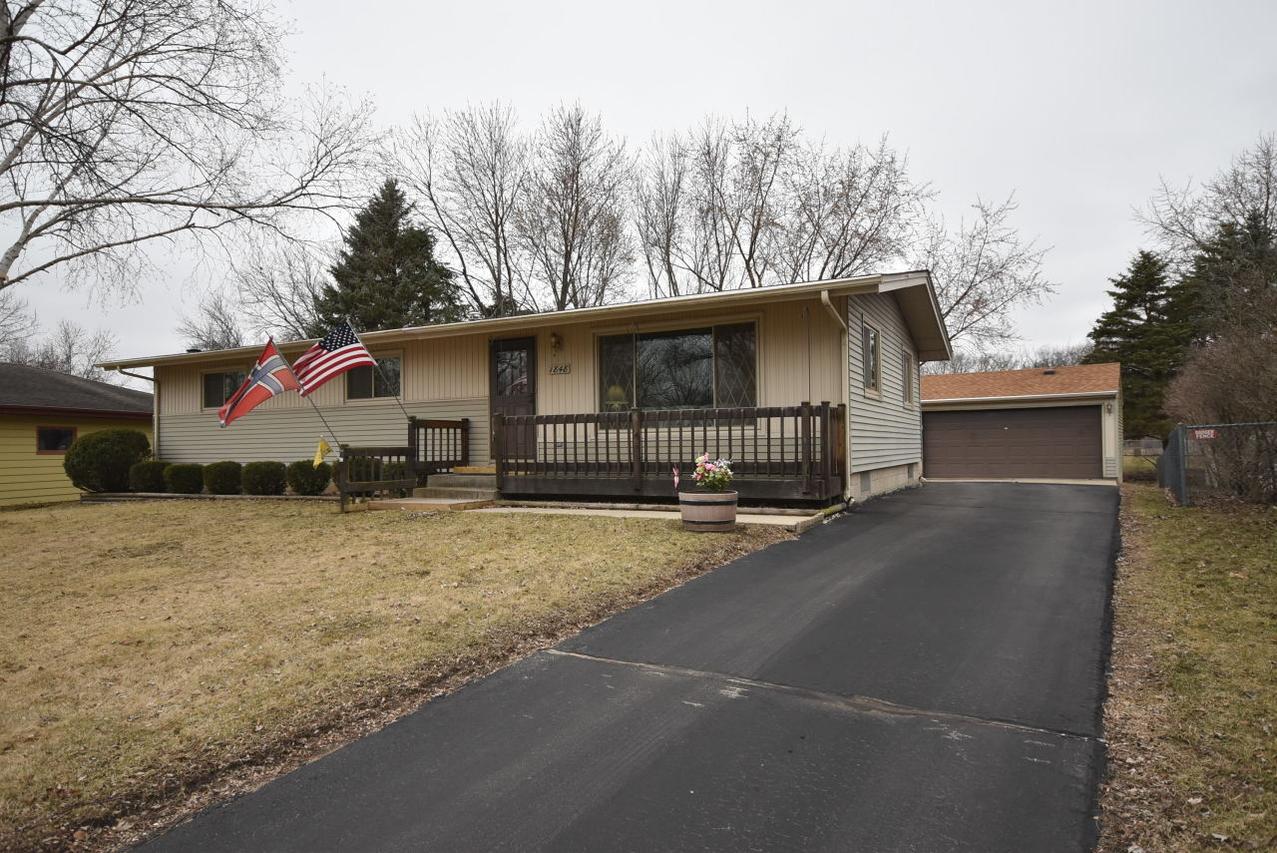1848 Davis Ln, Waukesha, WI 53189