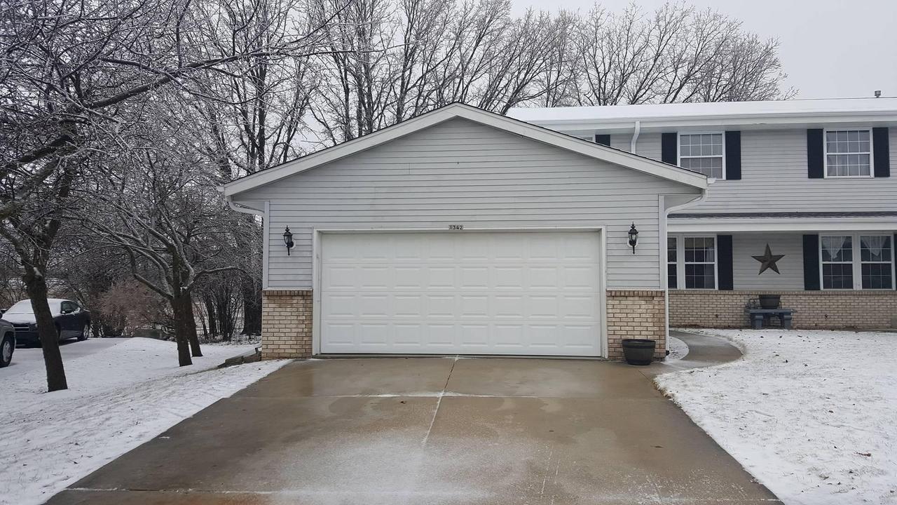 1342 Sunnydale Cir, West Bend, WI 53090