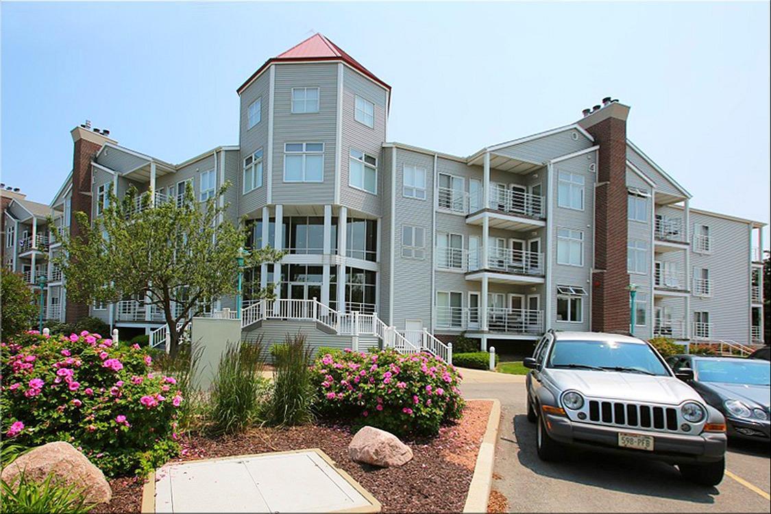 35 Harborview Dr #201, Racine, WI 53403