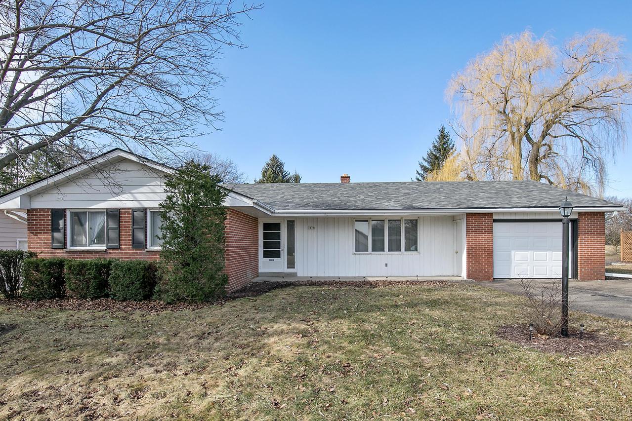 1877 Ridge Dr, East Troy, WI 53120