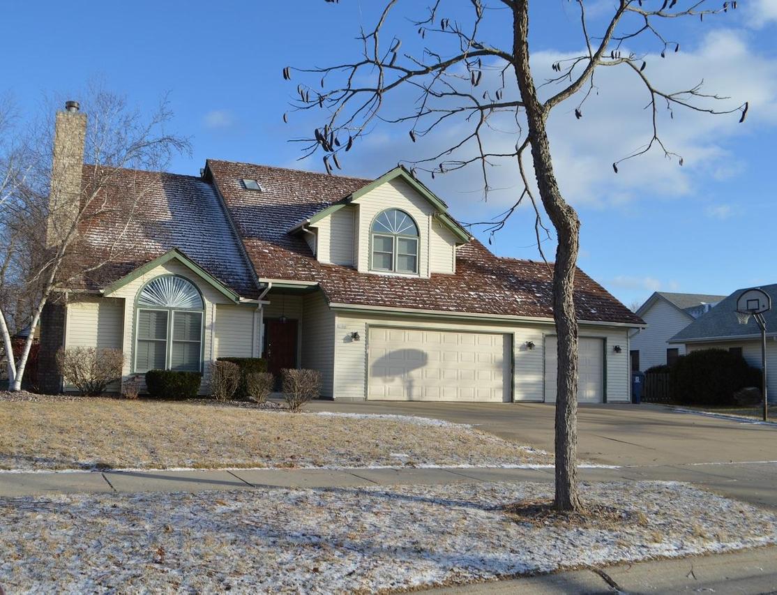 1101 E Twin Oaks Dr, Oak Creek, WI 53154