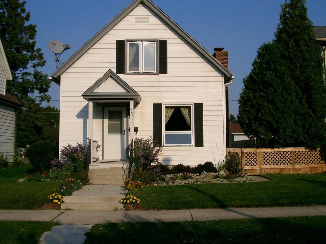 917 Grove Ave, Racine, WI 53405