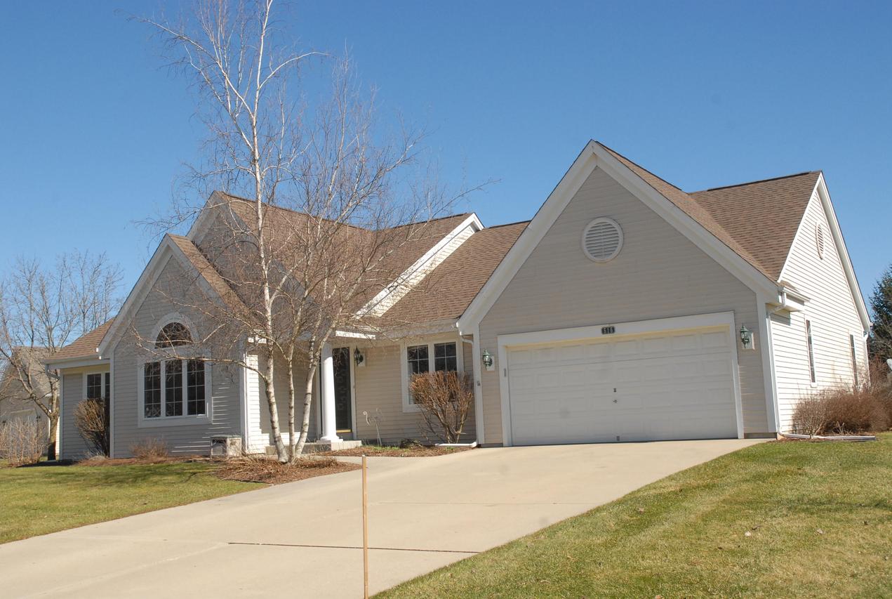 516 Sara's Ct, Slinger, WI 53086