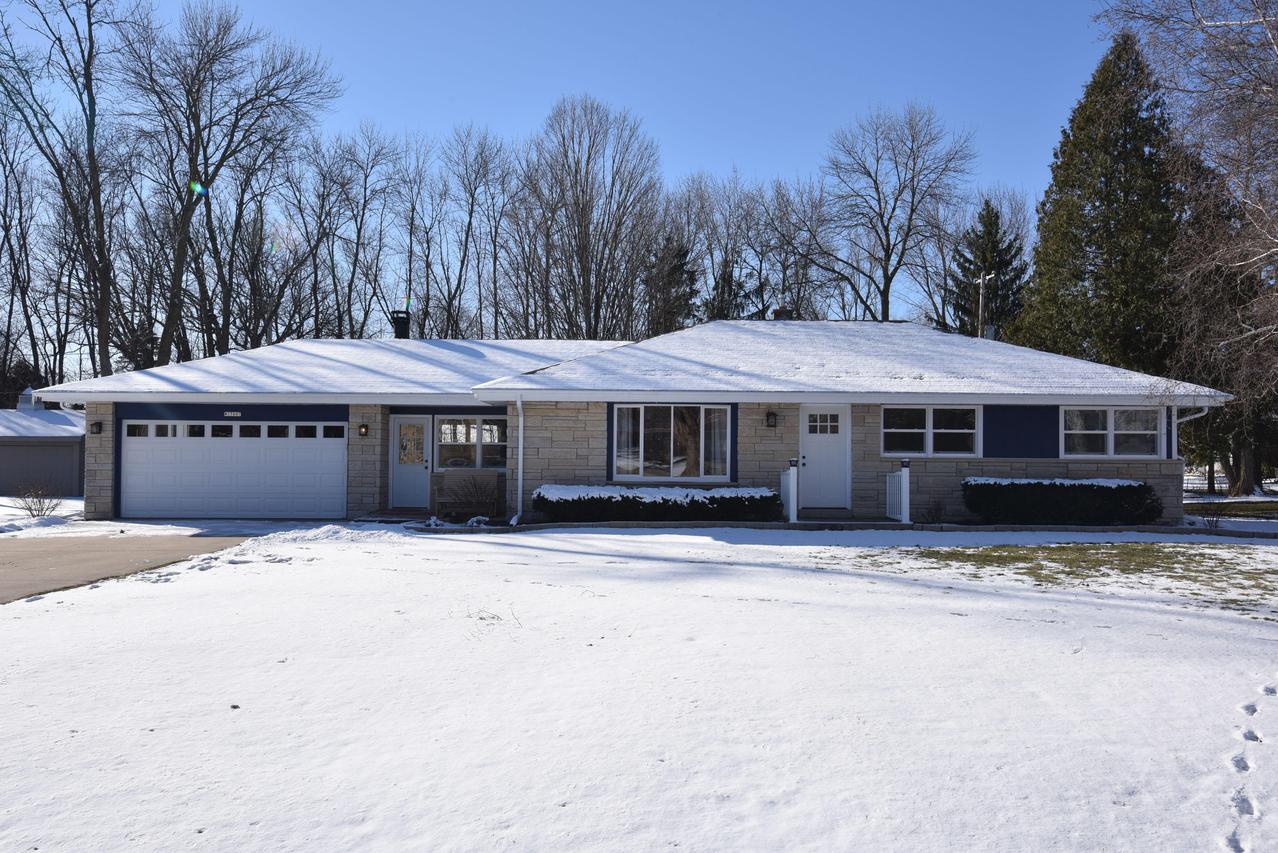 N50W17697 Greenview Ave, Menomonee Falls, WI 53051