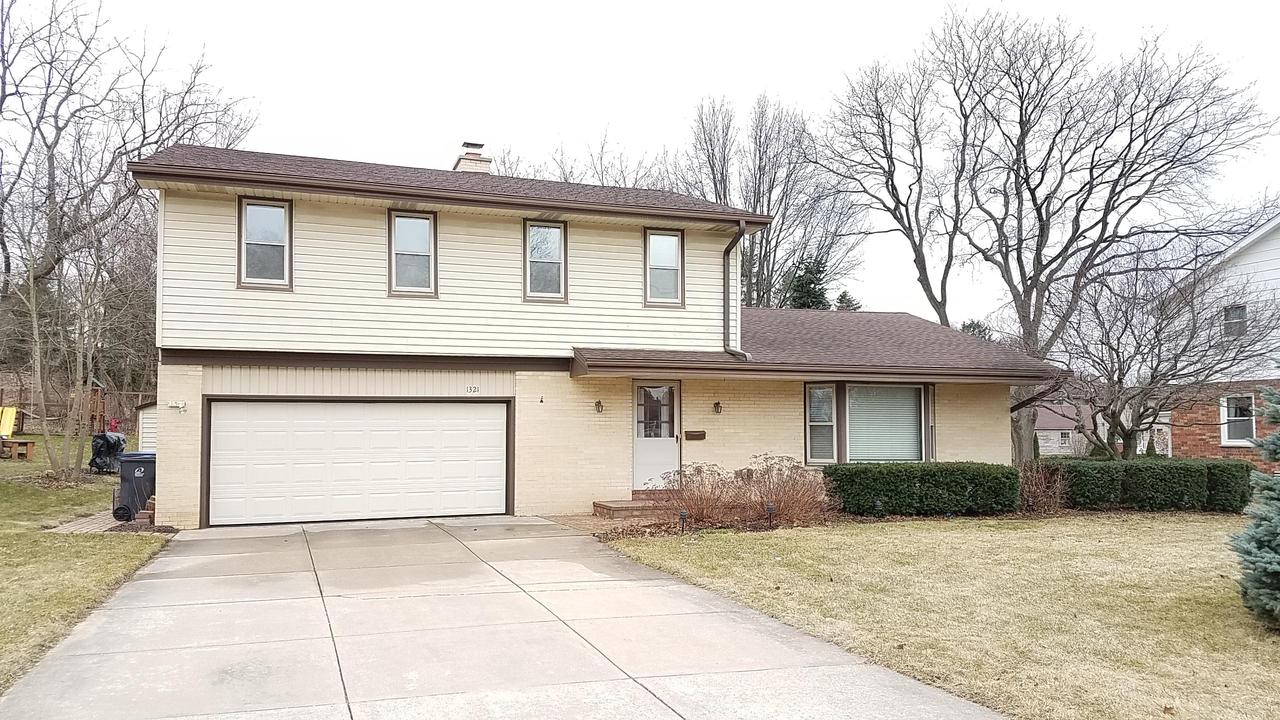 1321 Harris Dr, Waukesha, WI 53186