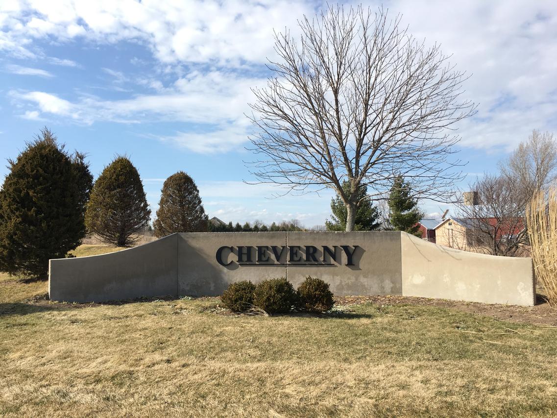 7739 W Cheverny Dr, Mequon, WI 53097