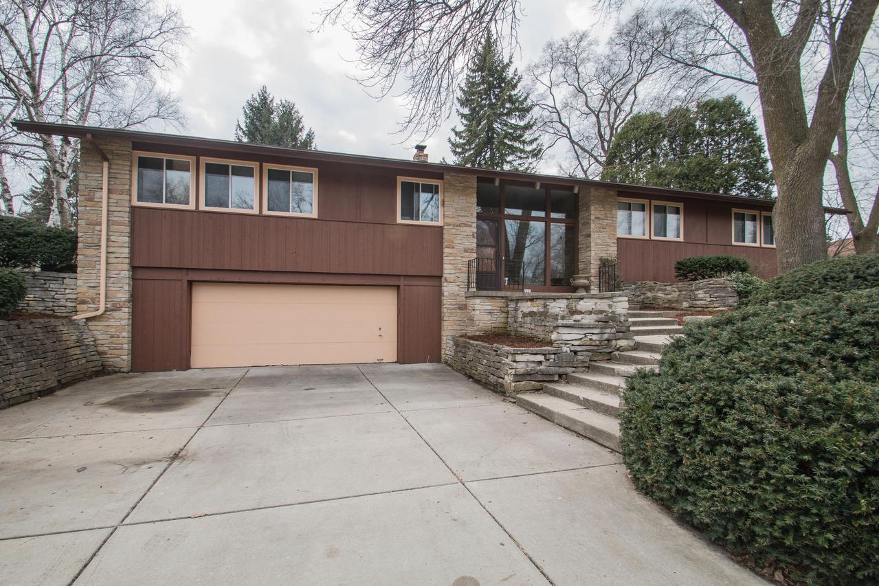 2425 W Woodbury Ln, Glendale, WI 53209