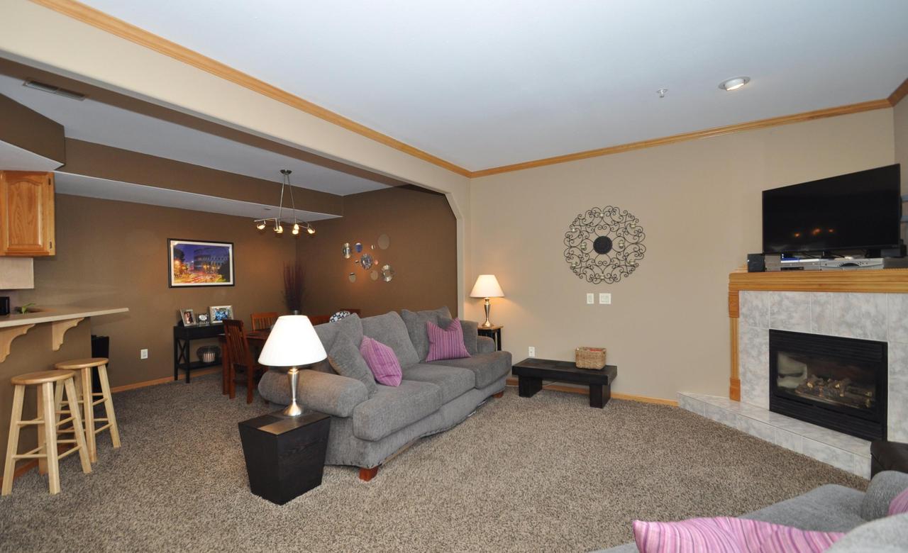 395 Lindsay Ln., Brookfield, WI 53045