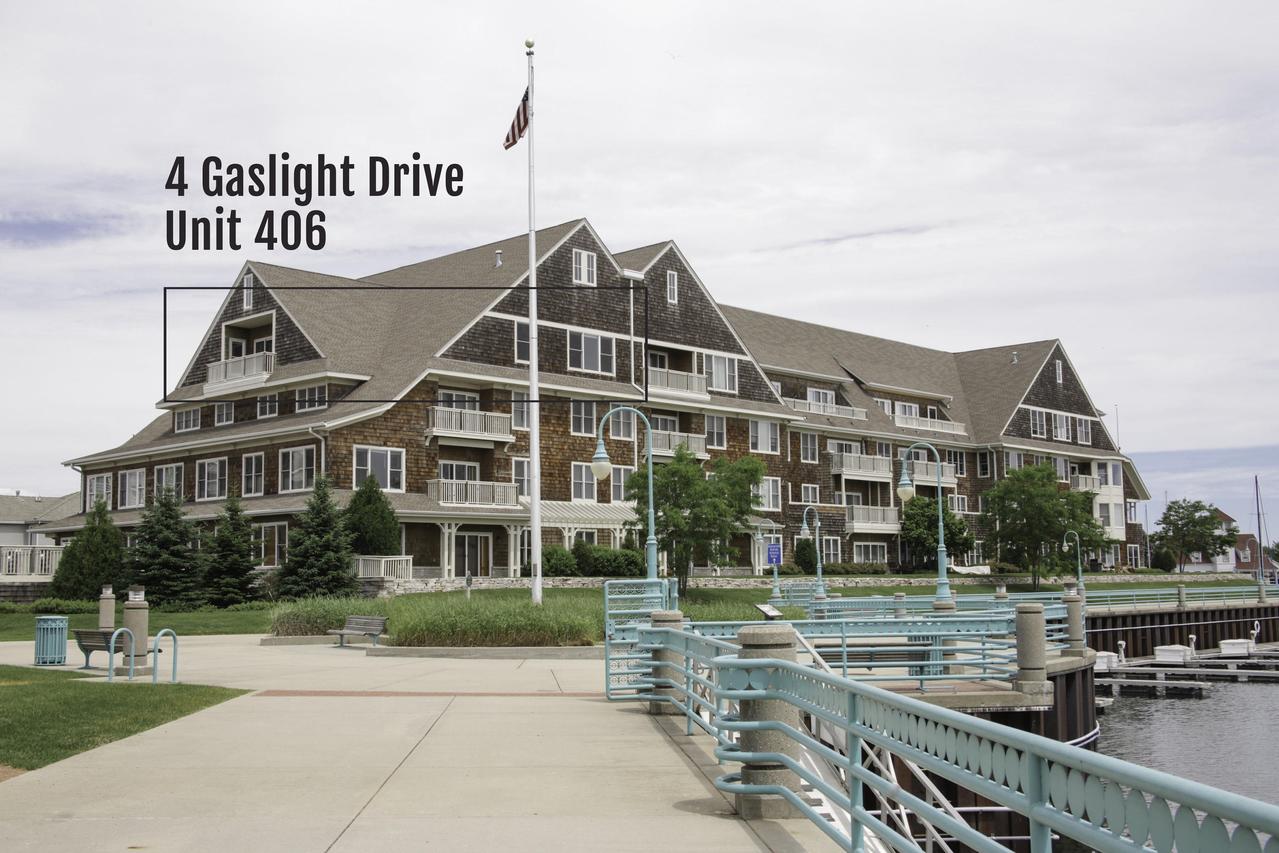 4 Gaslight Dr #406, Racine, WI 53403