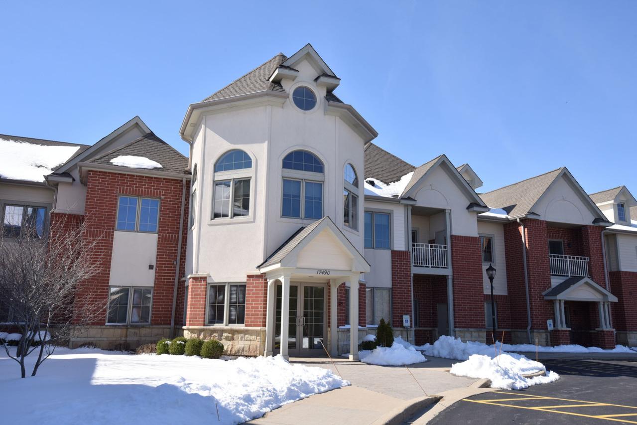 17490 Crest Hill ##5, Brookfield, WI 53045