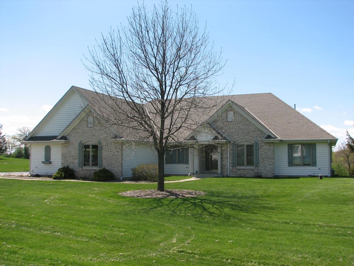 W322S8915 Mccarthy Dr, Mukwonago, WI 53149