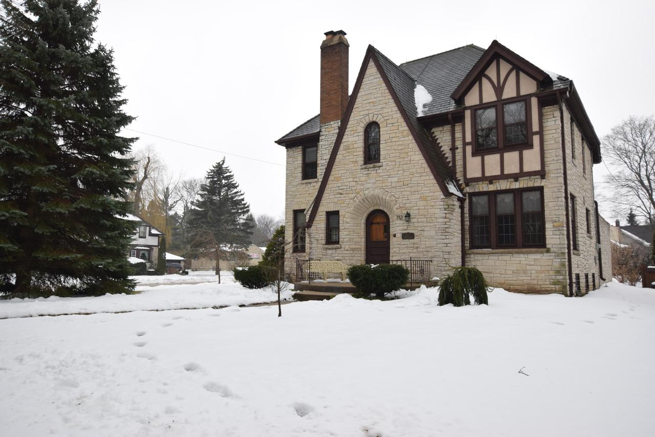 712 Lake Dr, South Milwaukee, WI 53172