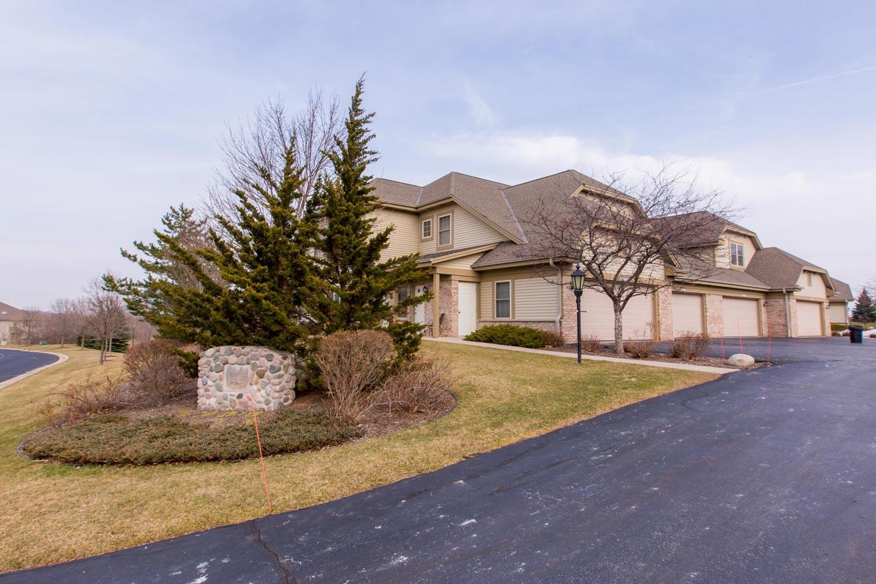 N55W17154 Ravenwood Dr, Menomonee Falls, WI 53051