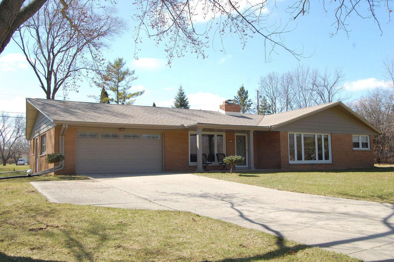 17775 Lucy Cir, Brookfield, WI 53045