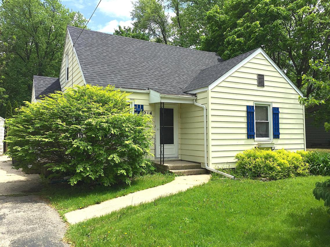 214 Pecks Ct, Walworth, WI 53184