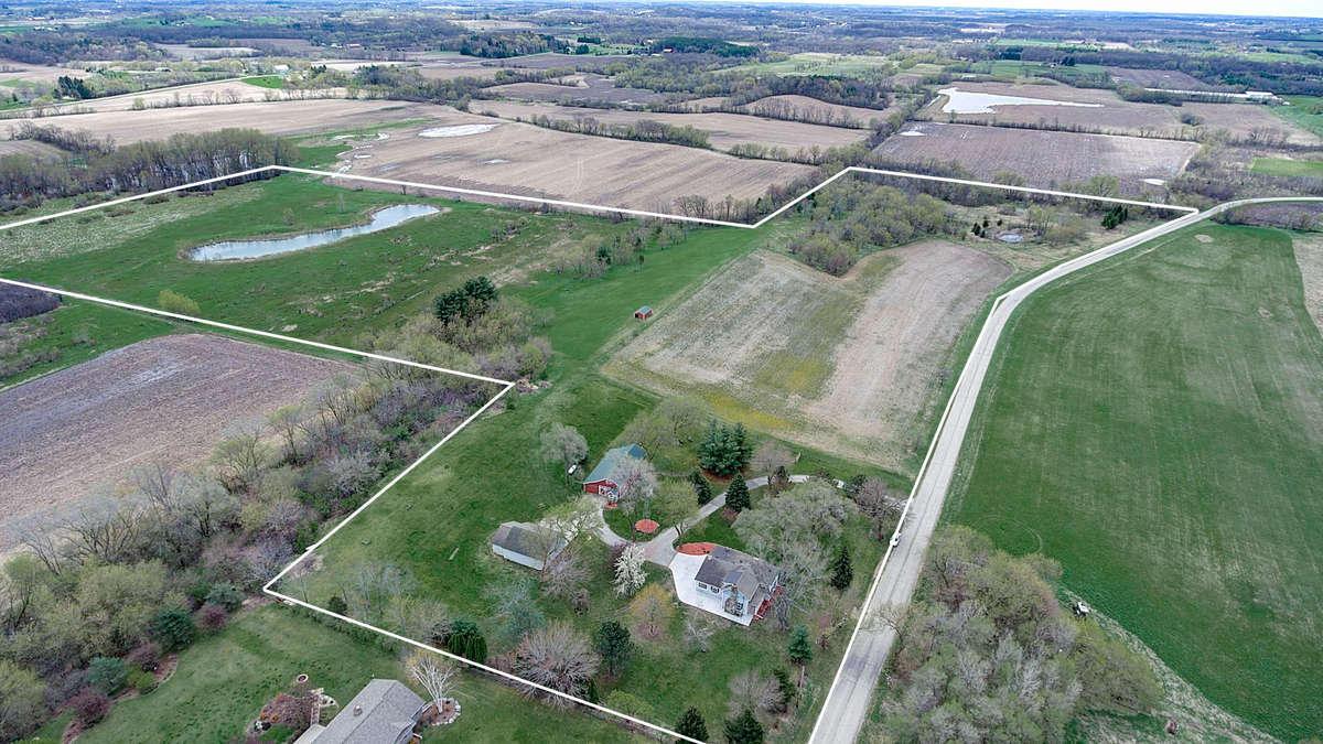 N5768 Christberg Rd, Farmington, WI 53038