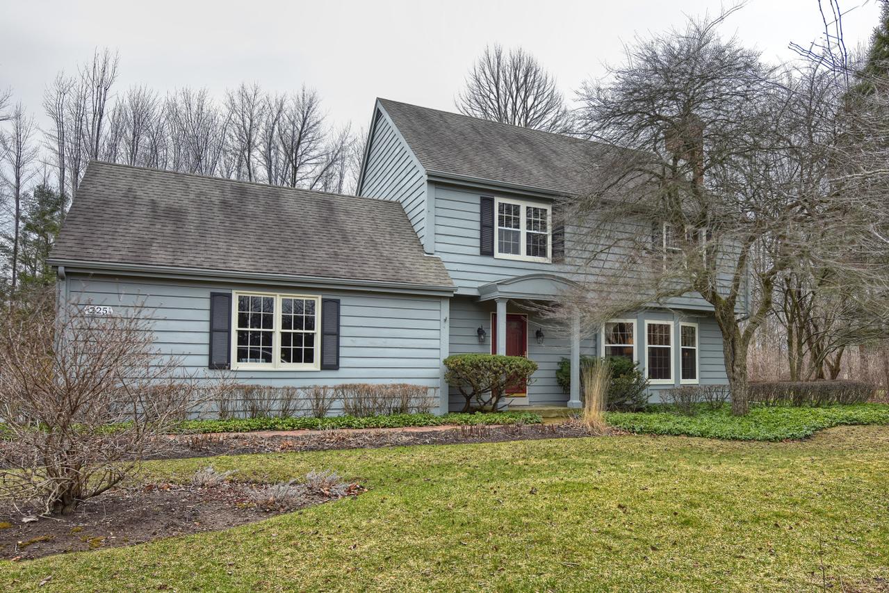 225 W Thornapple Ln, Mequon, WI 53092