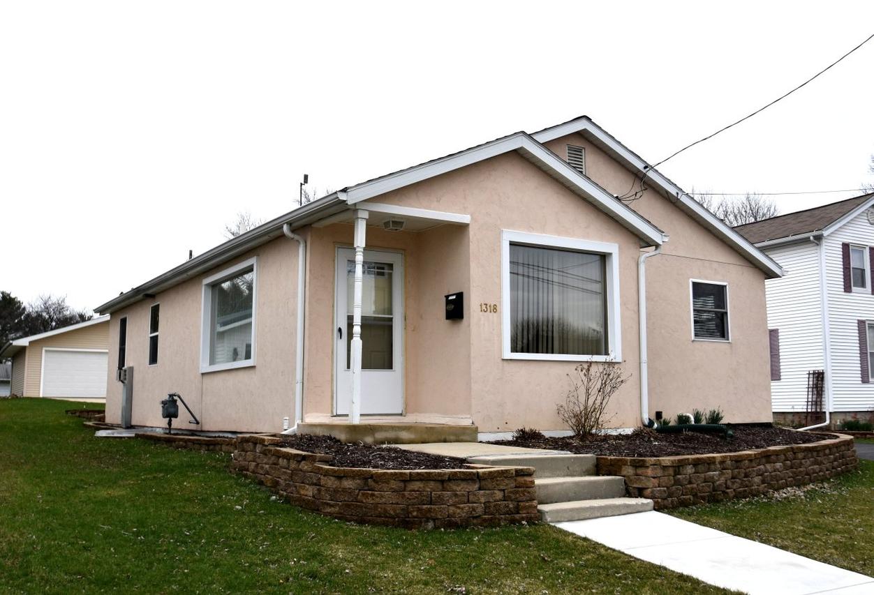 1318 S 3rd St, Watertown, WI 53094