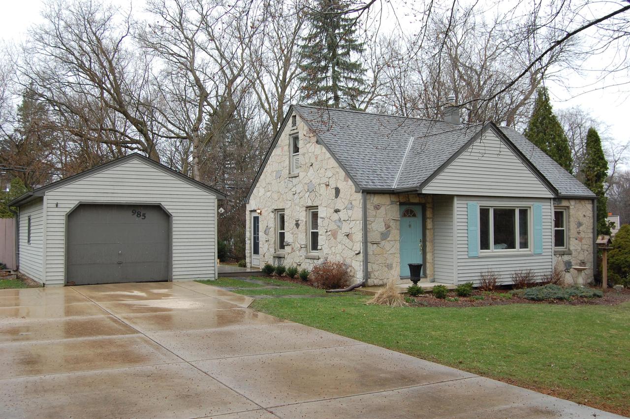 985 S Parkway Dr., Brookfield, WI 53005