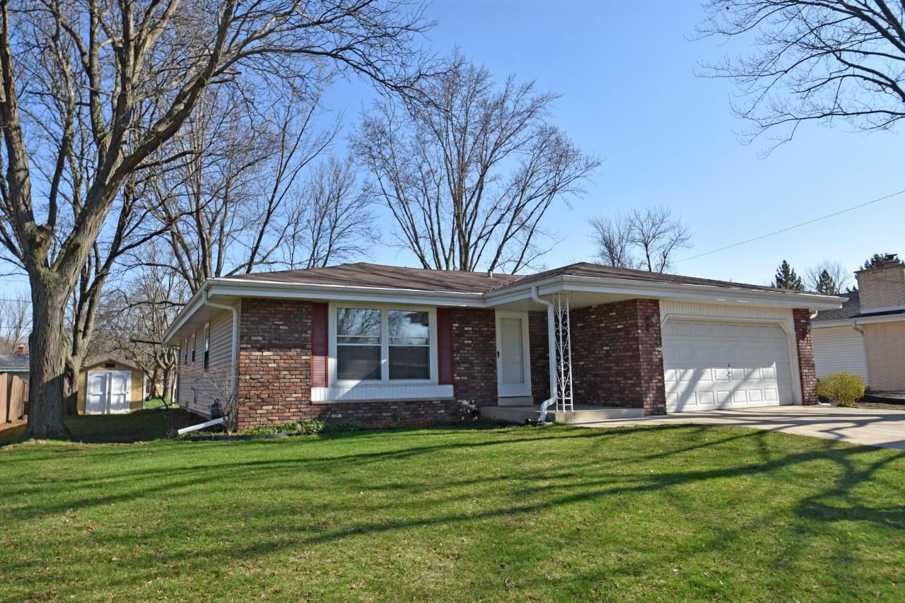 1722 Sycamore Dr, Waukesha, WI 53189