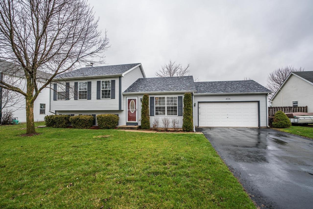 462 Ridgeview Dr, Genoa City, WI 53128