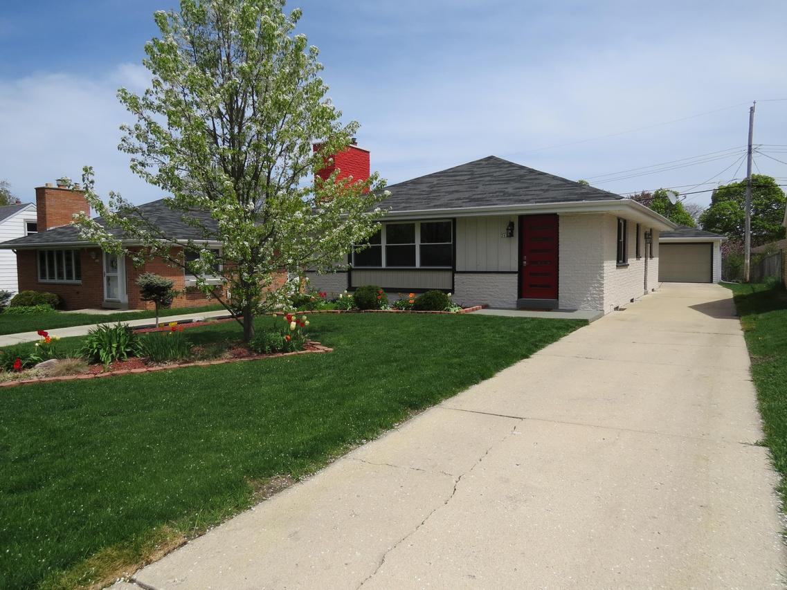 2626 N 115th St, Wauwatosa, WI 53226