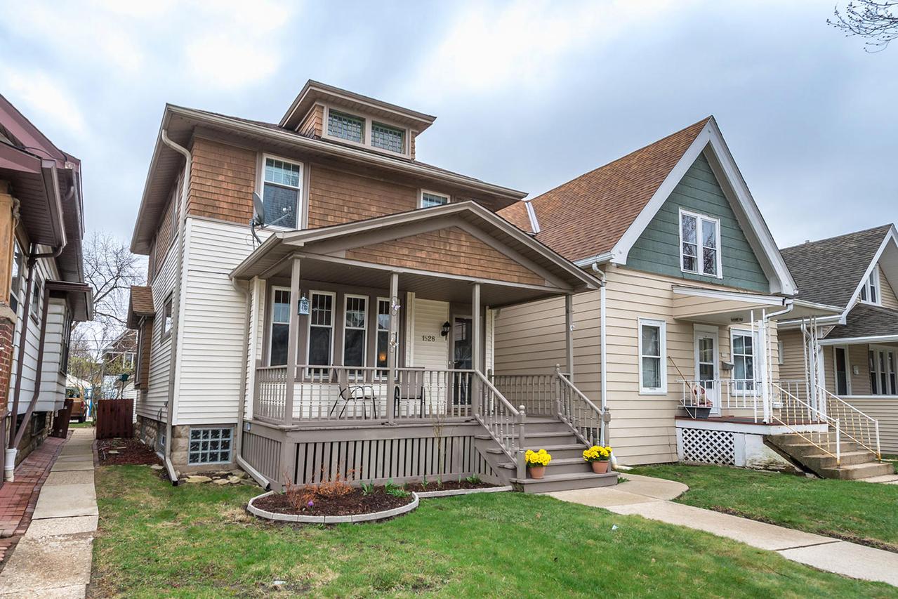 1528 S 73rd St, West Allis, WI 53214