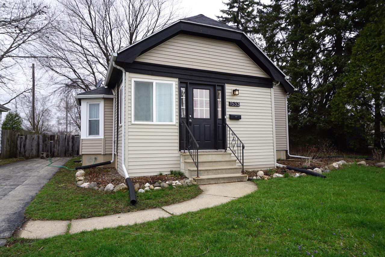 1533 S 100th St, West Allis, WI 53214