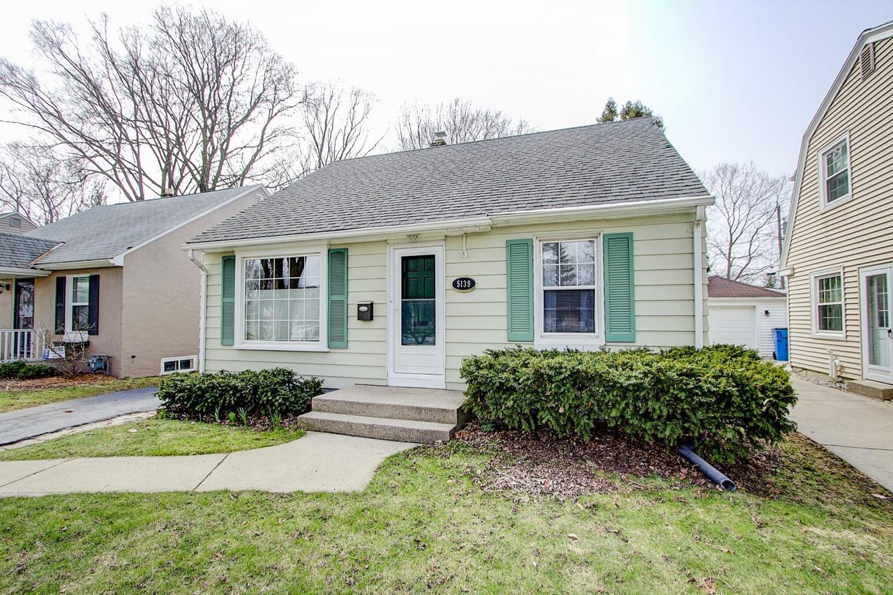 5139 N Bay Rdg, Whitefish Bay, WI 53217