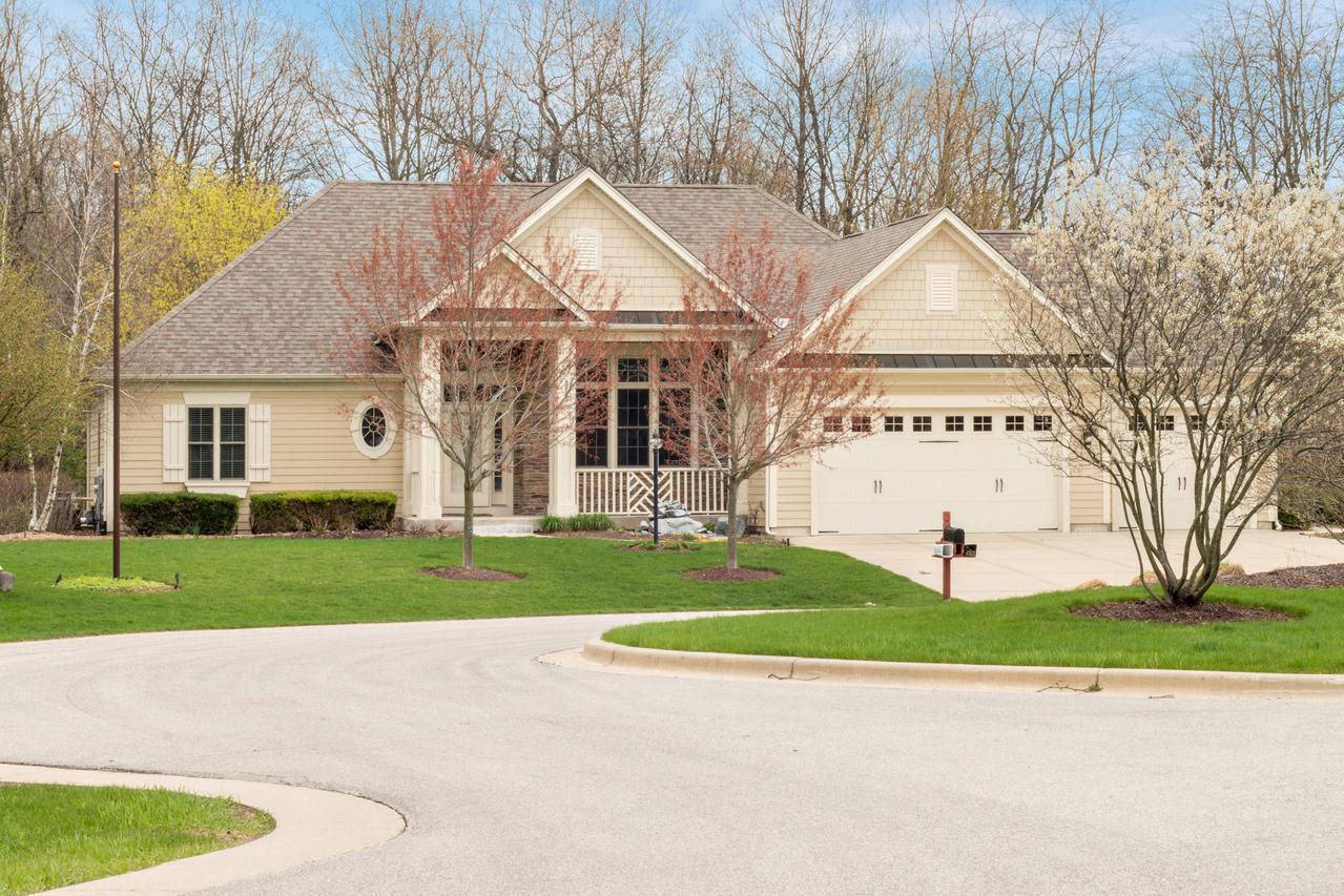 886 Red Hawk Dr, Walworth, WI 53184