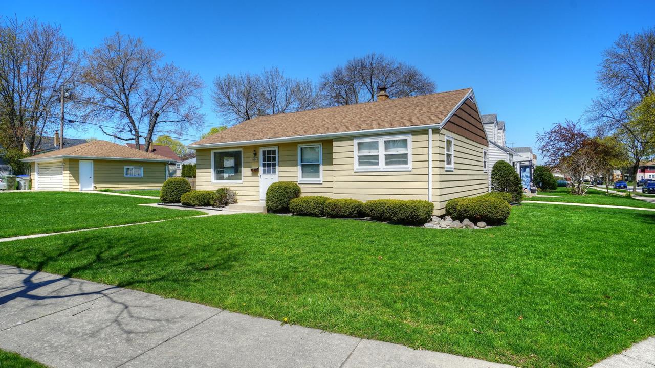 5206 W Tesch Ave, Milwaukee, WI 53220
