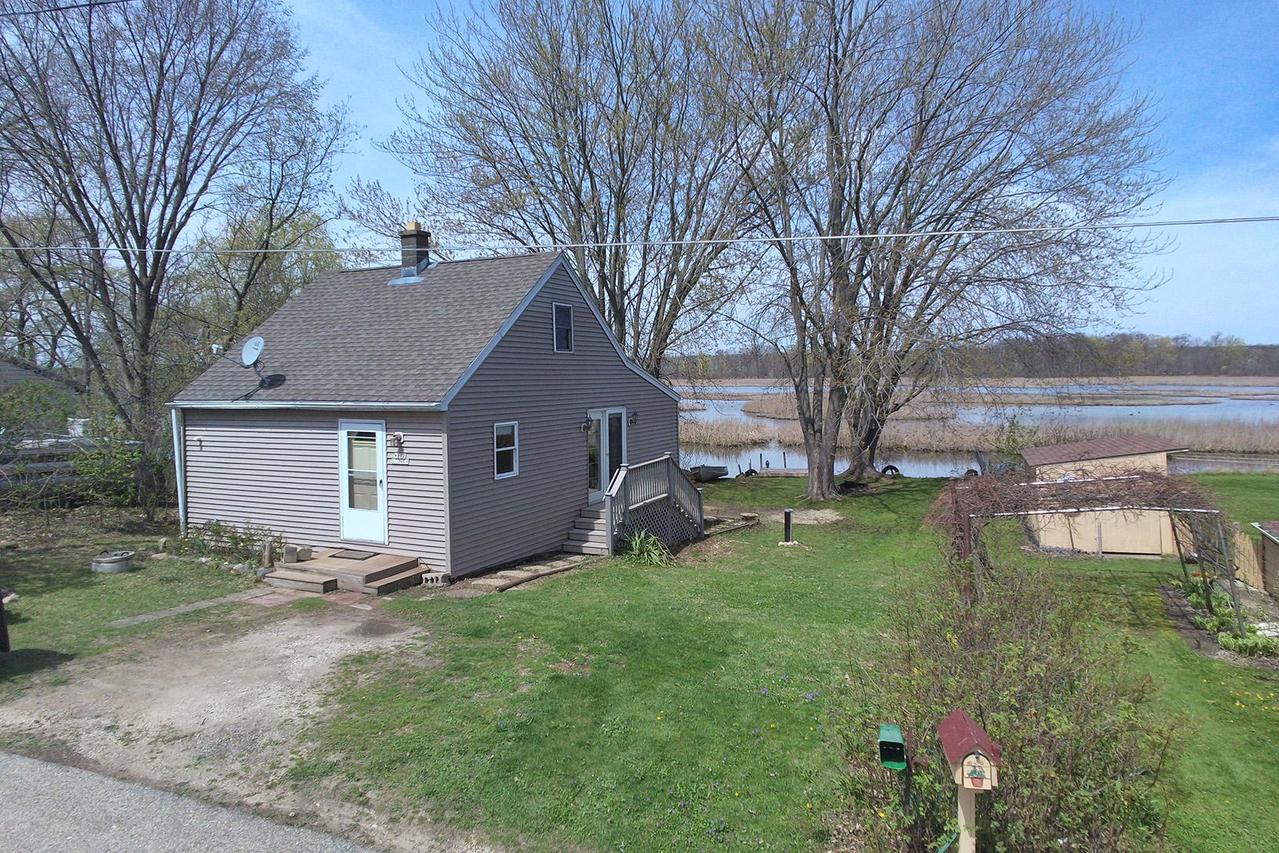 W302S10109 Lakeview Dr, Mukwonago, WI 53149