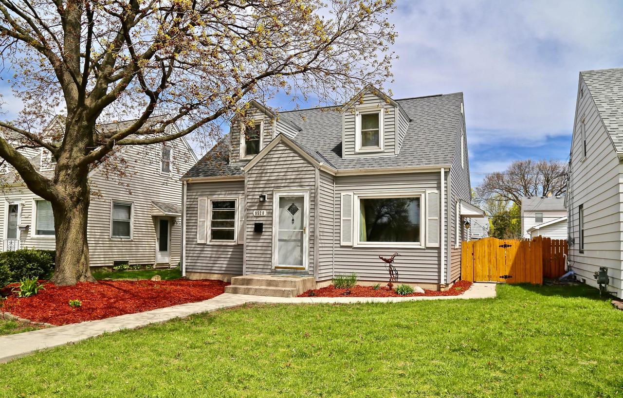 9528 W Metcalf Pl, Milwaukee, WI 53222