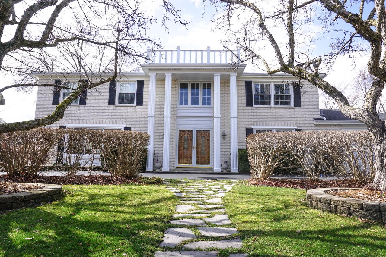 5827 Glen Haven Dr., Greendale, WI 53129