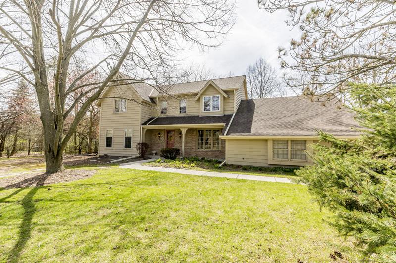 9833 W Thornapple Ln, Mequon, WI 53092