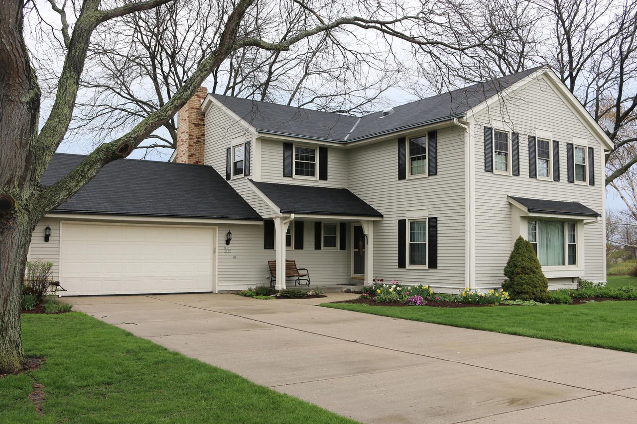 2316 W Lagoon Ct., Mequon, WI 53092