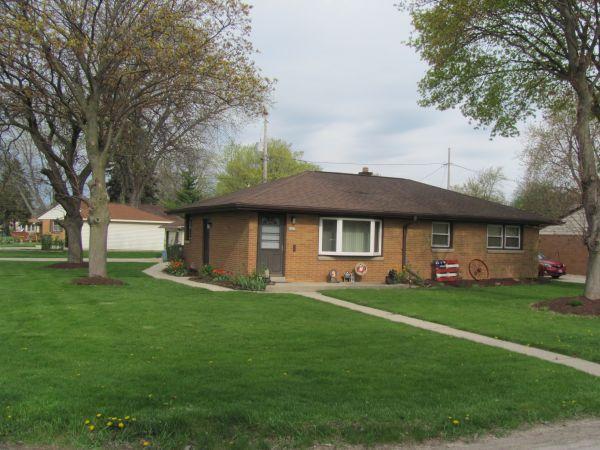 4465 S 61st St, Greenfield, WI 53220