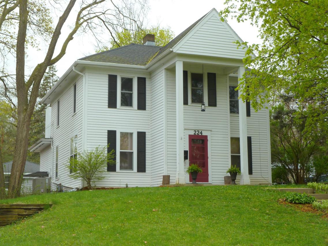 224 Prospect Ave, Pewaukee, WI 53072