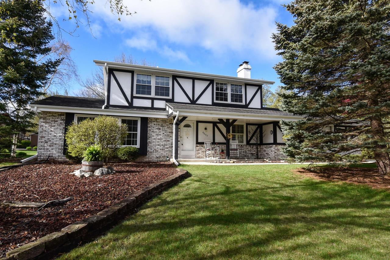 6605 Hill Ridge Dr., Greendale, WI 53129
