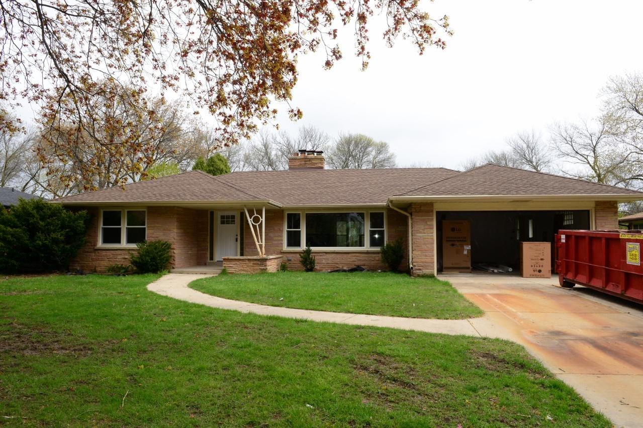 2942 S Stratton Dr, West Allis, WI 53219