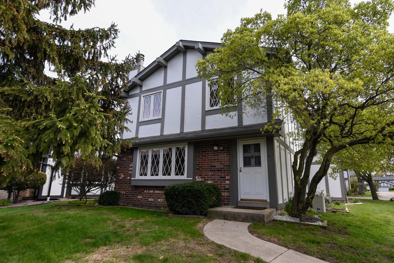 5300 Sutton Pl, Greenfield, WI 53221