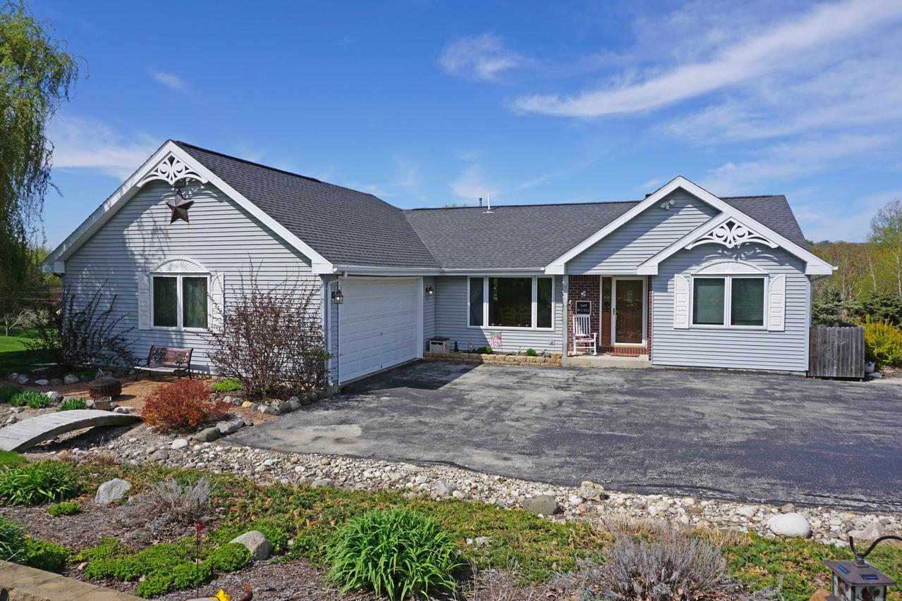 N49W27812 S Courtland Cir, Lisbon, WI 53072