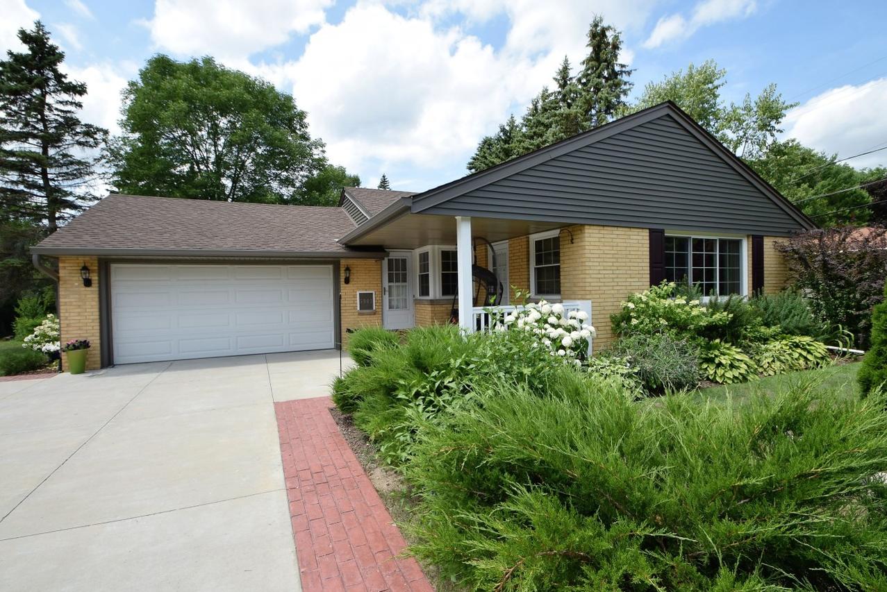 5901 S Kurtz Rd, Hales Corners, WI 53130