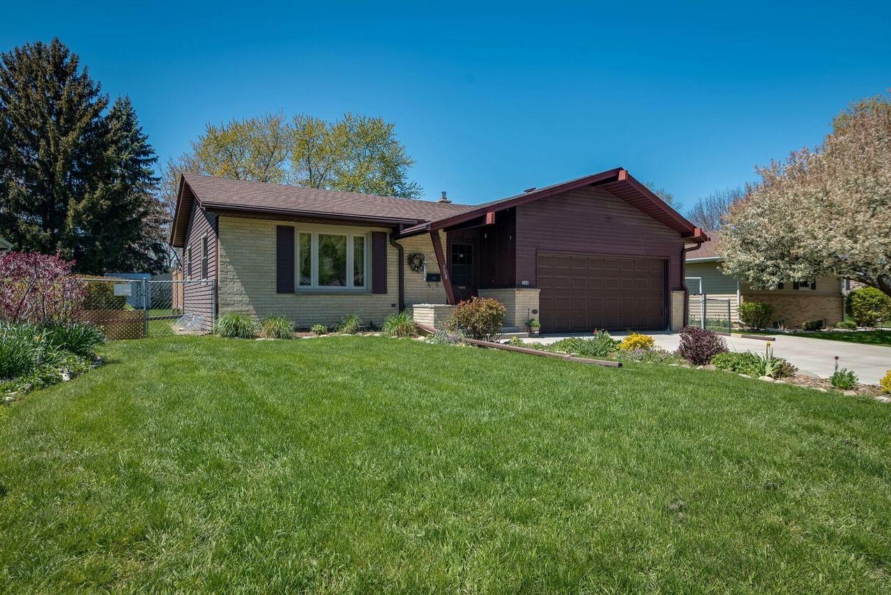 708 Riverview Dr, West Bend, WI 53095