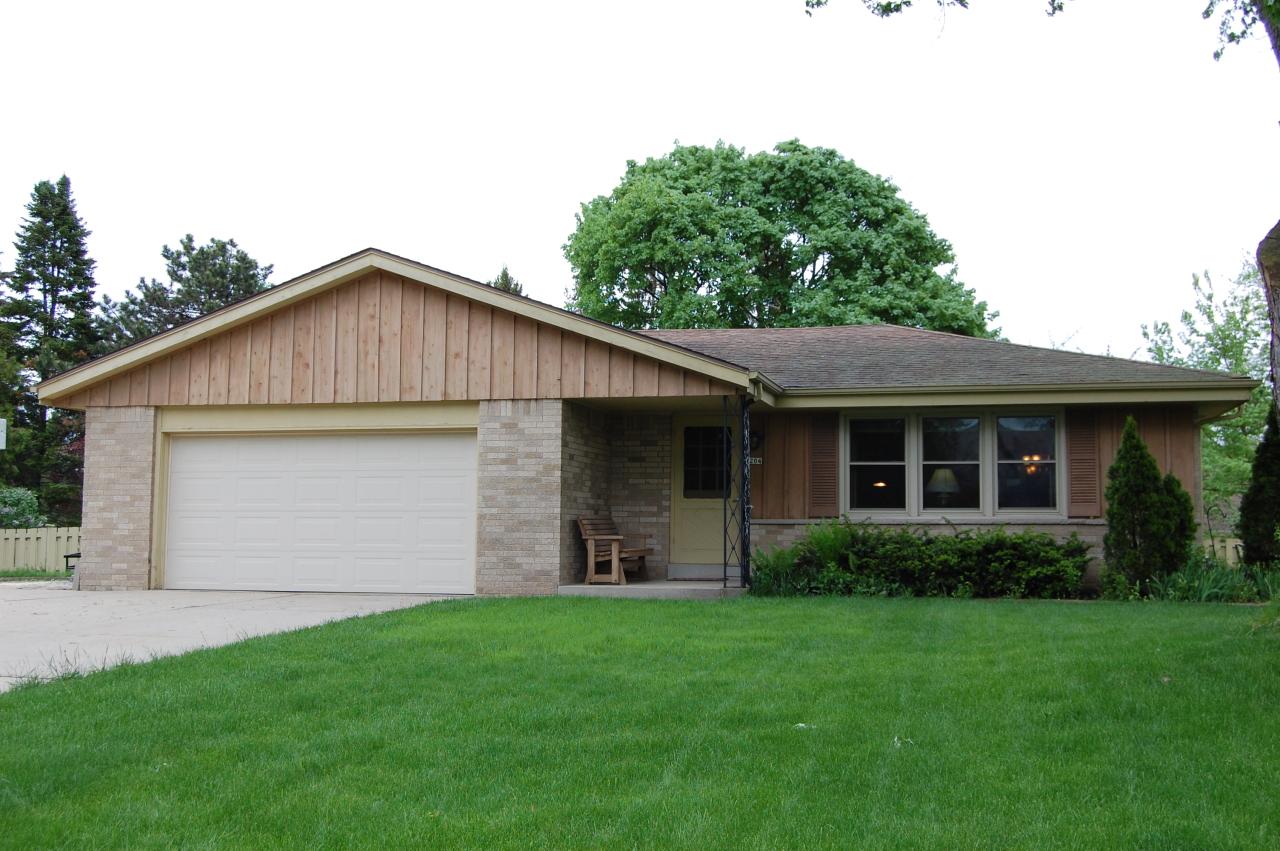 8204 N Edge O Woods Dr, Brown Deer, WI 53223